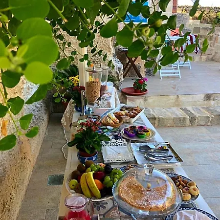 בית הארחה Cave Garden 4*